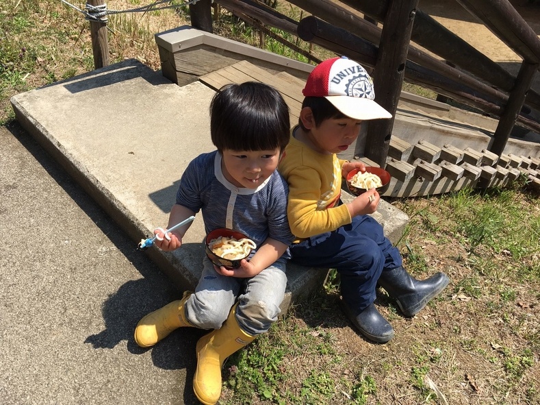 しっぽくうどんを食べる子どもたち